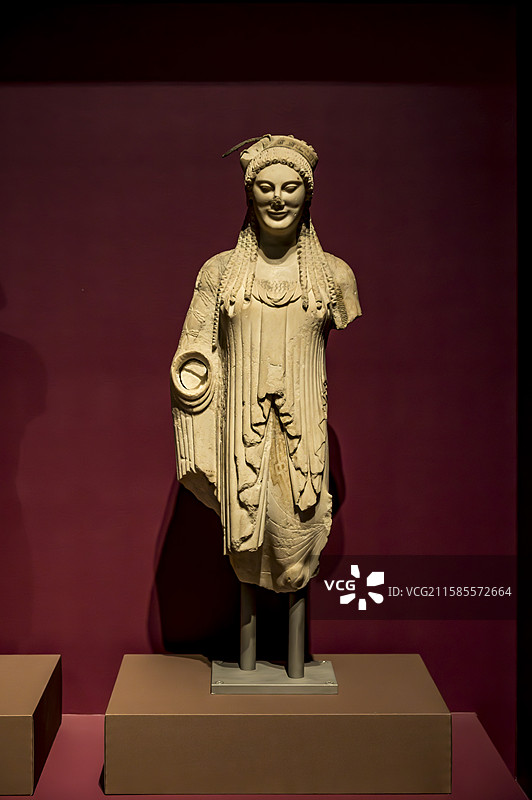 上海世博会博物馆《希腊人：从阿伽门农到亚历山大》展出雅典卫城博物馆文物——大理石科莱女性立像图片素材