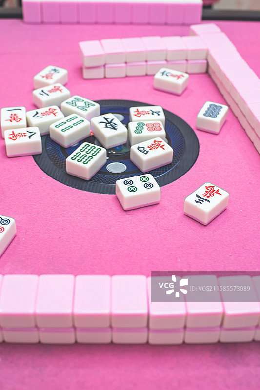 中国城市健康打牌打麻将生活方式拍摄主题，室内棋牌室麻将机和整齐散乱的麻将，室内无人图像摄影图片素材