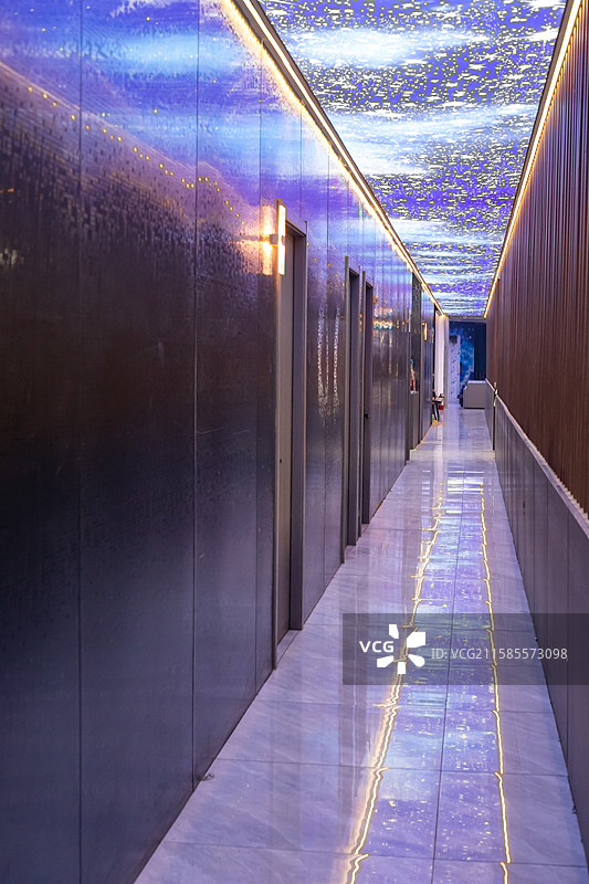 中国酒店KTV娱乐俱乐部拍摄主题，蓝色紫色的围墙和延伸的走廊过道，室内无人图像摄影图片素材