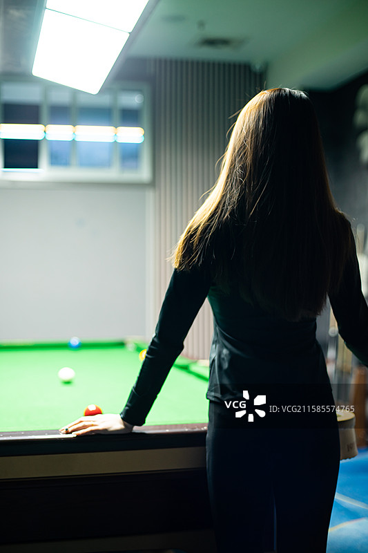 中国业余生活休闲娱乐拍摄主题，打台球的台球桌和球桌前站着的美女，室内女人图像摄影图片素材
