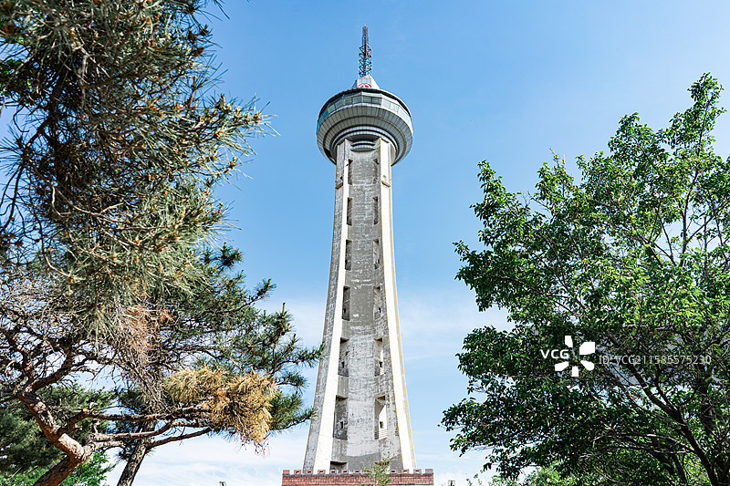 中国基建京台高速公路山东济南至泰安段交通部门建设中国高速公路一万公里纪念塔，户外白昼无人图像摄影图片素材