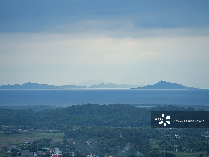 越南芒街市高角度鸟瞰图图片素材
