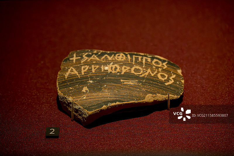 上海世博会博物馆《希腊人：从阿伽门农到亚历山大》展出文物——古希腊公元前484年放逐克桑提波斯的陶片图片素材