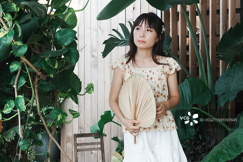 在绿植主题咖啡馆的年轻女性图片素材