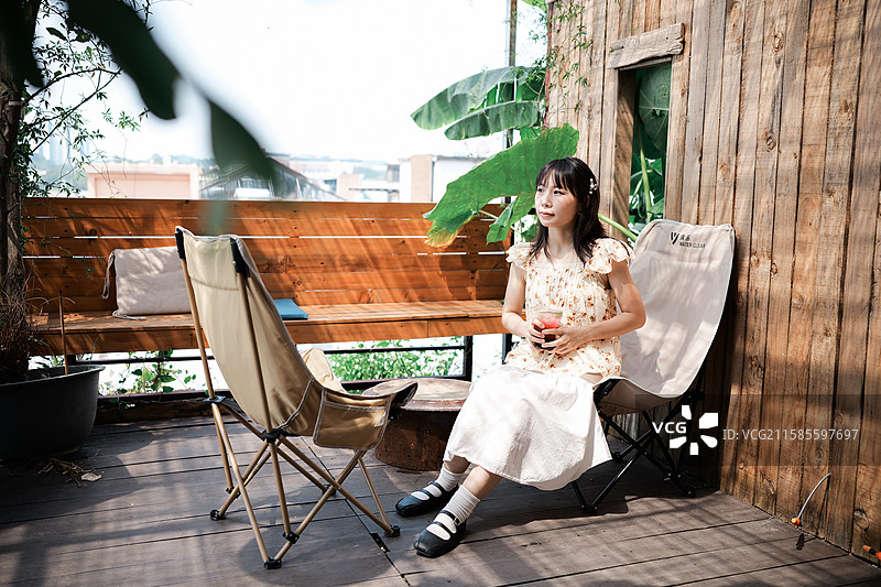 在绿植主题咖啡馆的年轻女性图片素材