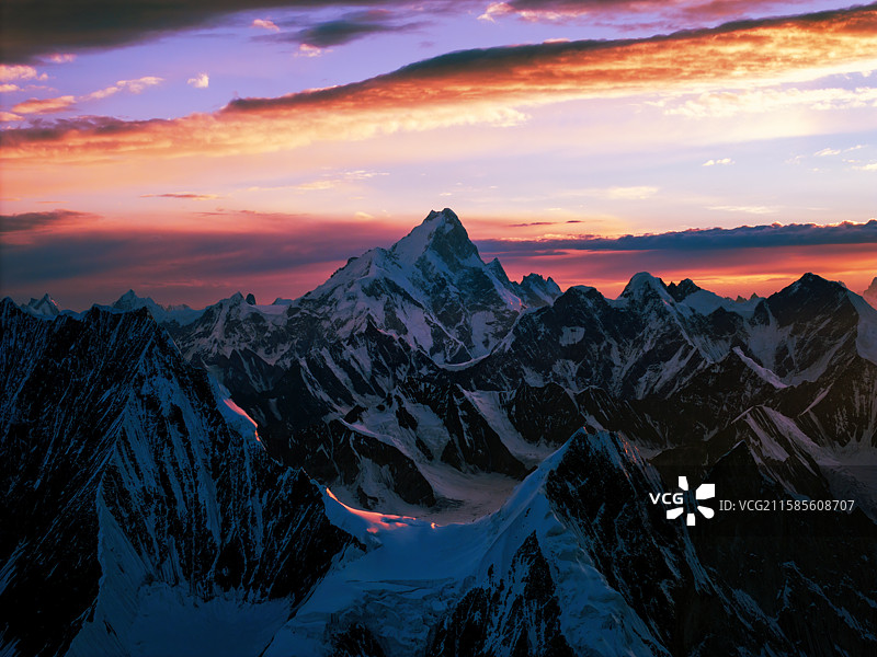 日落时喀喇昆仑山K1玛夏布洛姆峰白雪皑皑的群山景色图片素材