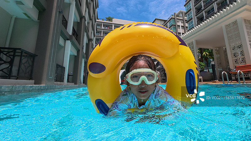 在游泳池里游泳的女孩图片素材