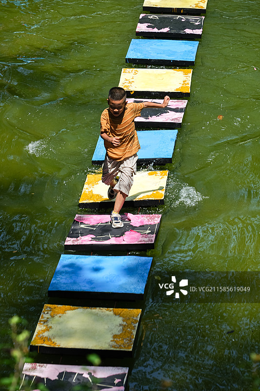 山东济南金象山乐园四渡赤水，一个小男孩正在玩耍图片素材