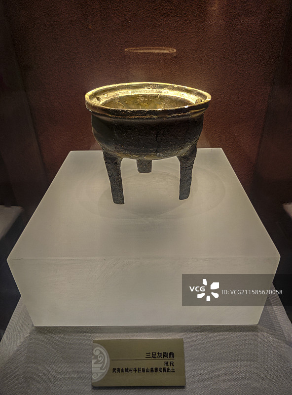 武夷山城村牛栏后山墓葬发掘出土汉代三足灰陶鼎图片素材