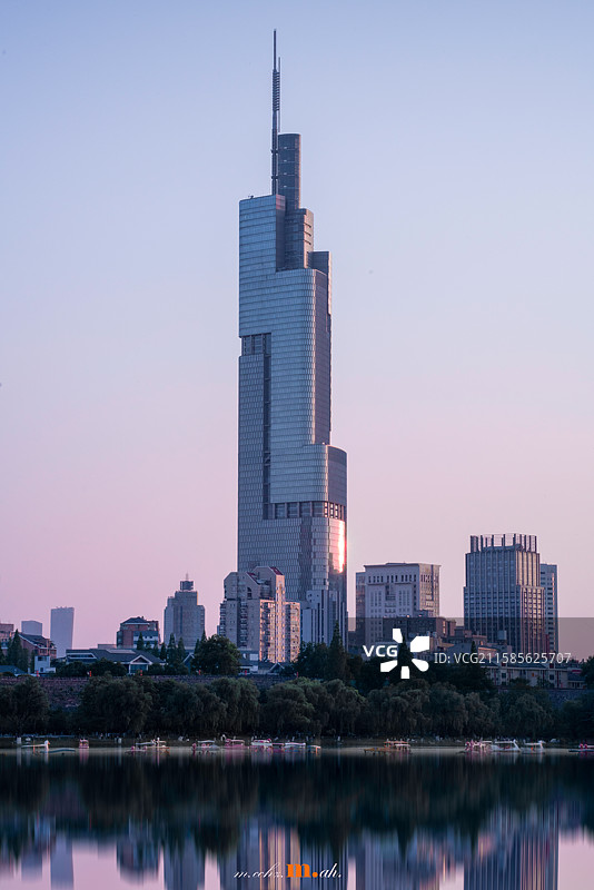 南京玄武湖紫峰大厦图片素材