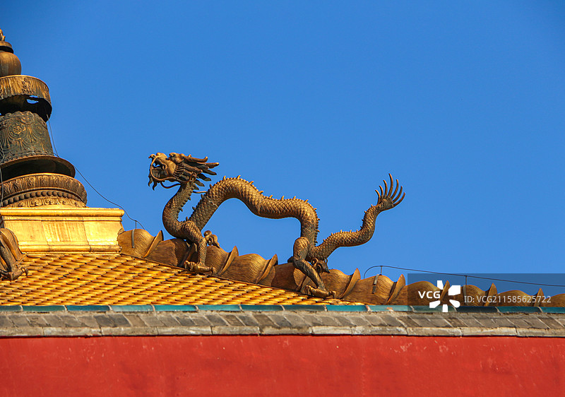 河北承德须弥福寿之庙里的妙高庄严殿的铜制鎏金行龙图片素材