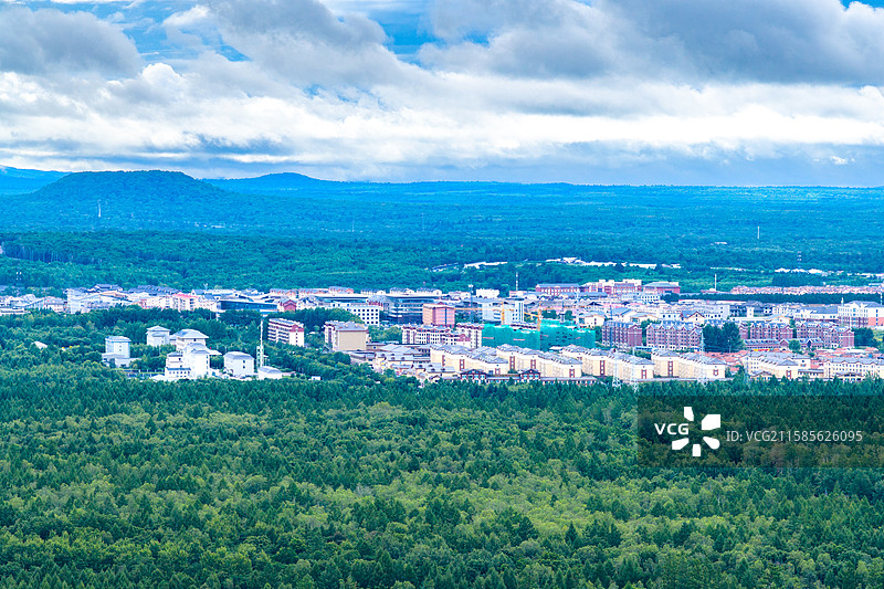 航拍夏天的吉林延边安图县长白山原始森林和二道白河镇图片素材