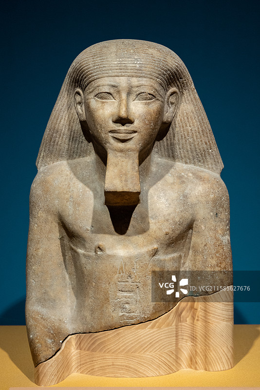 上海博物馆金字塔之巅古埃及文明大展戴有假胡须的国王像 石英岩 新王国时期 索哈杰省博物馆图片素材