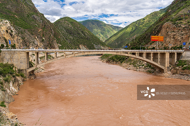跨越金沙江连接四川云南两省的贺龙桥图片素材