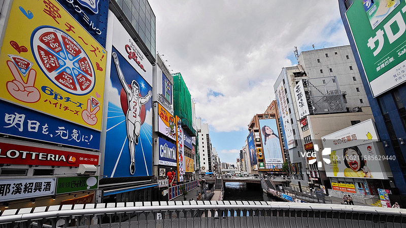大阪心斋桥是大阪著名商业购物区，以心斋桥筋商店街为中心，汇聚众多店铺，美食丰富，氛围繁华图片素材