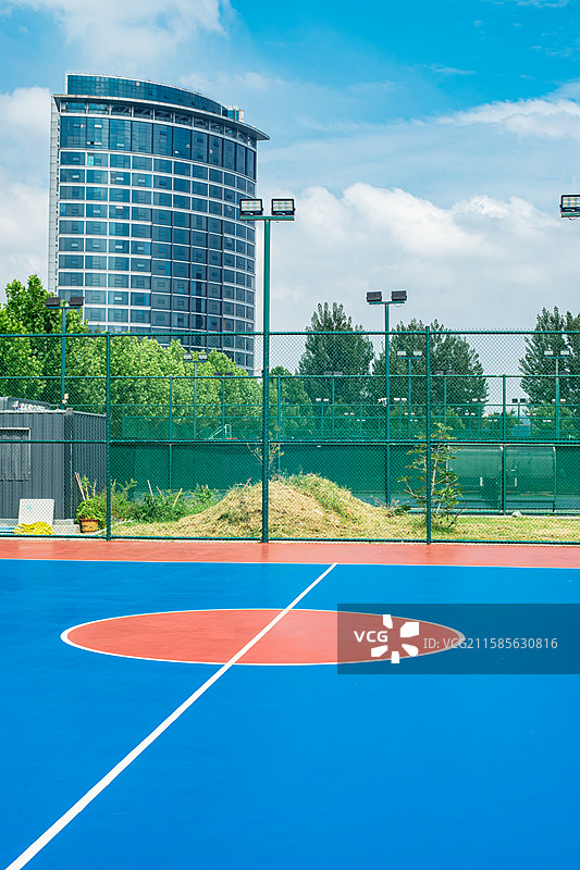 中国体育运动健身活动拍摄主题，生态健身活动公园的塑胶篮球场，户外白昼无人图像摄影图片素材