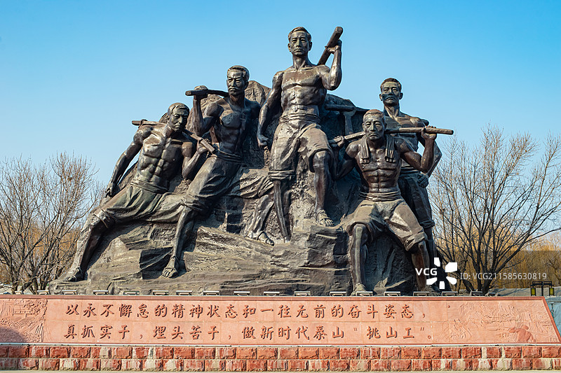中国山东泰安泰山秀城天平湖公园风景区，挑山工人物形象雕塑地标建筑，户外白昼无人图像摄影图片素材