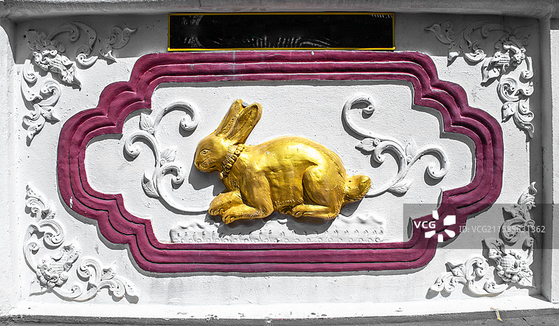 泰国寺庙中的泰国特色的十二生肖雕像-兔图片素材