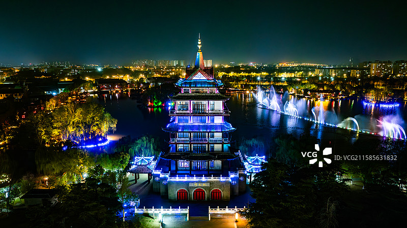 淮安河下古镇萧湖夜景灯光秀水上火壶表演图片素材