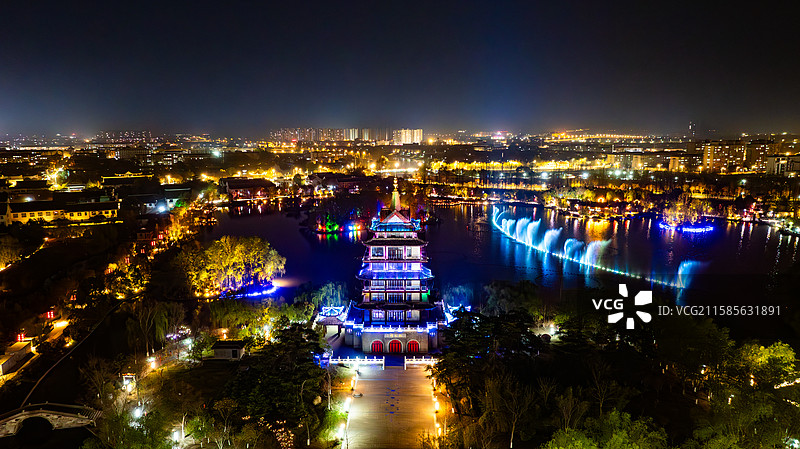 淮安河下古镇萧湖夜景灯光秀水上火壶表演图片素材