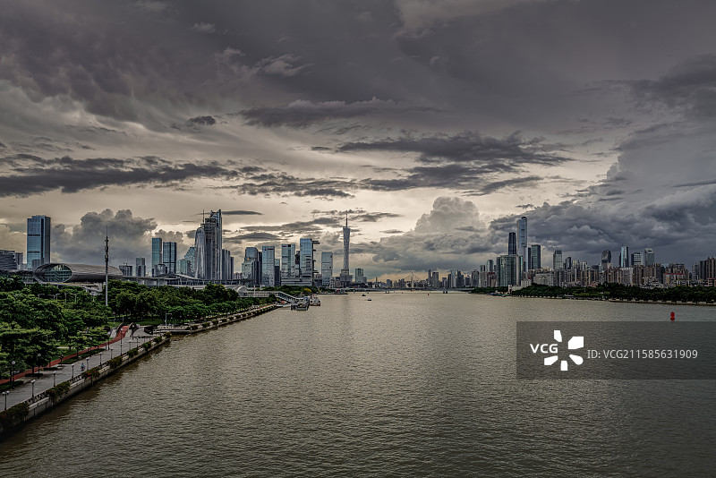 暴雨来临前的广州城市风光天际线珠江新城金融区图片素材