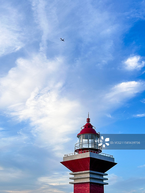 灯塔与飞机图片素材