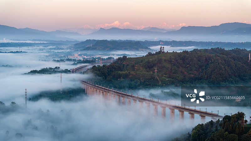 贡嘎山下的名山茶园与川藏铁路图片素材
