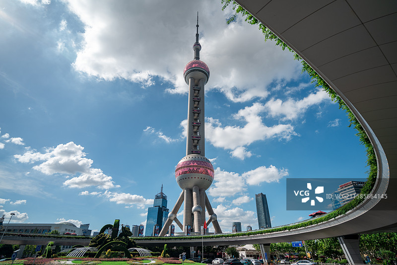 陆家嘴环岛下的东方明珠塔图片素材