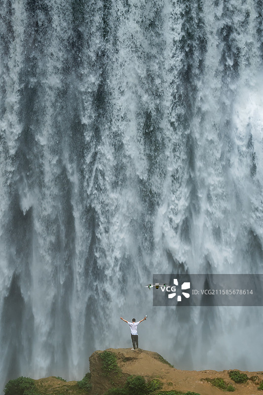 飞流直下三千尺的瀑布图片素材