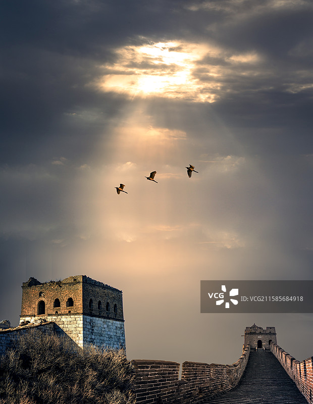 耶稣光（老天开眼）与长城烽火台图片素材