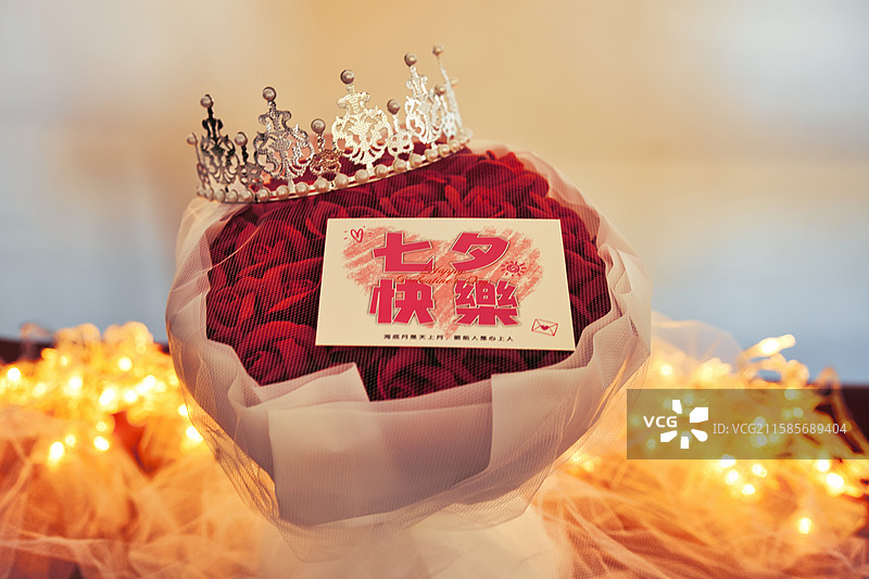 七夕情人节玫瑰花束皇冠贺卡氛围灯创意拍摄图片素材