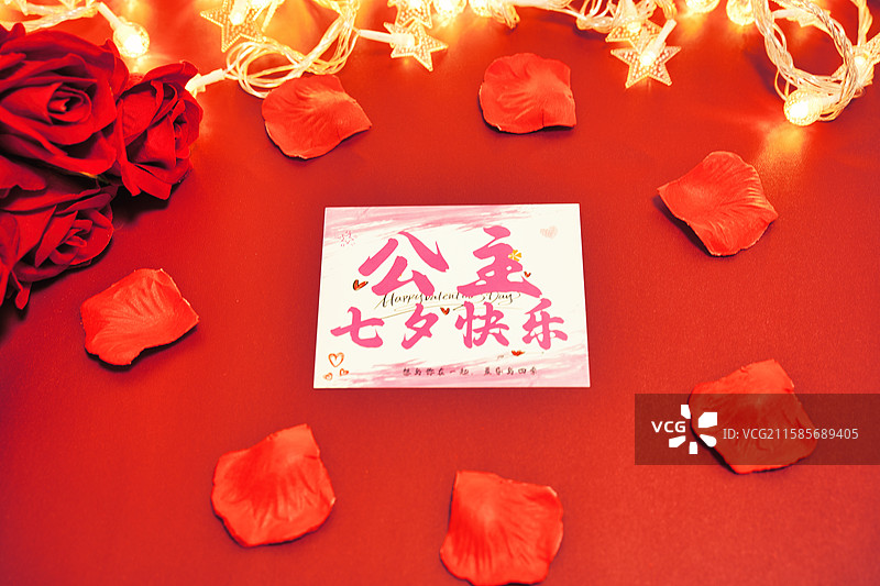 红色背景下七夕情人节玫瑰花瓣贺卡星星灯创意拍摄图片素材