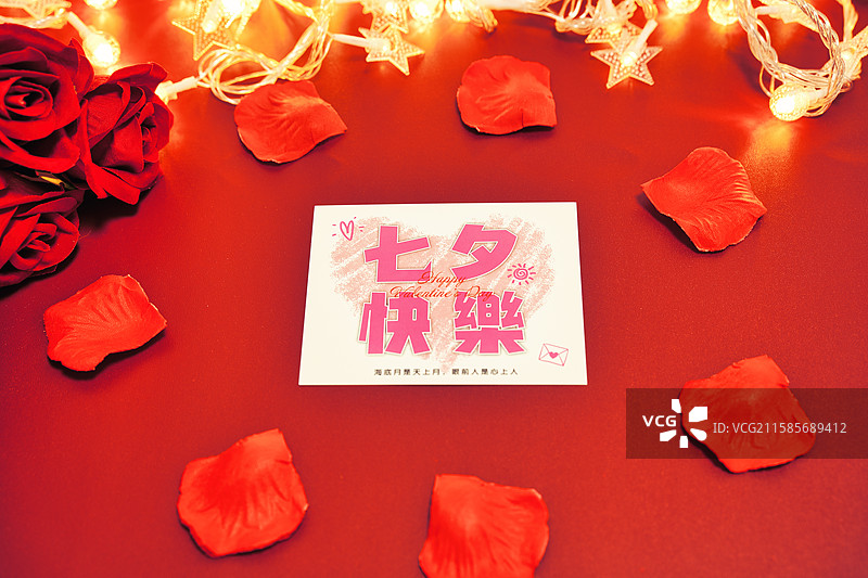 红色背景下七夕情人节玫瑰花瓣贺卡星星灯创意拍摄图片素材