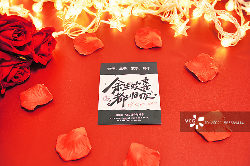 红色背景下七夕情人节玫瑰花瓣贺卡星星灯创意拍摄图片素材