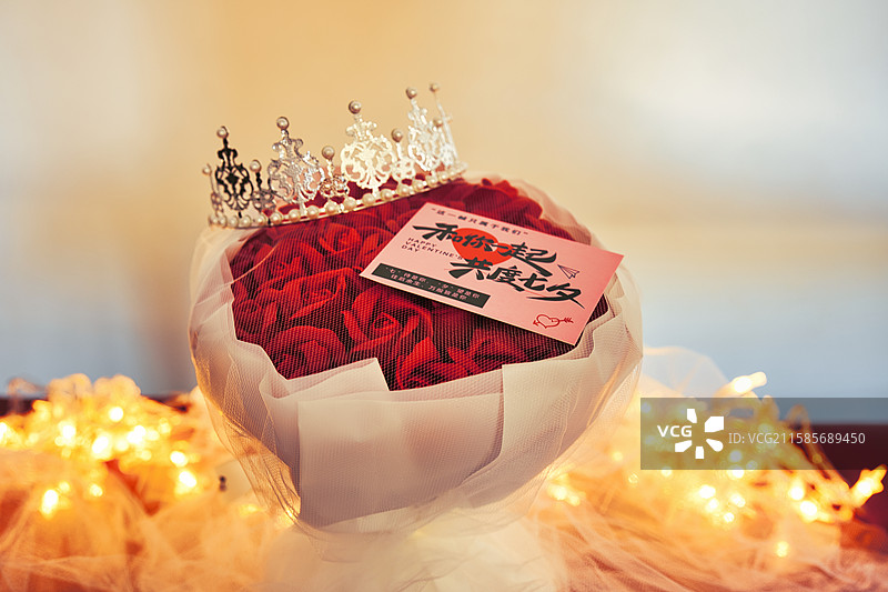 七夕情人节玫瑰花束皇冠贺卡氛围灯创意拍摄图片素材