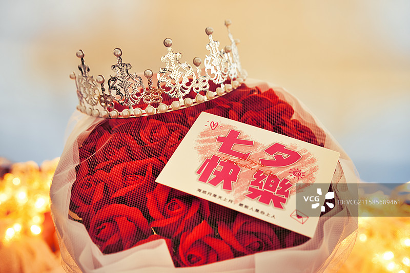 七夕情人节玫瑰花束皇冠贺卡氛围灯创意拍摄图片素材