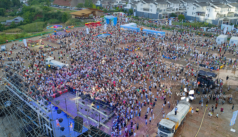 四川大英土门垭村泼水节图片素材