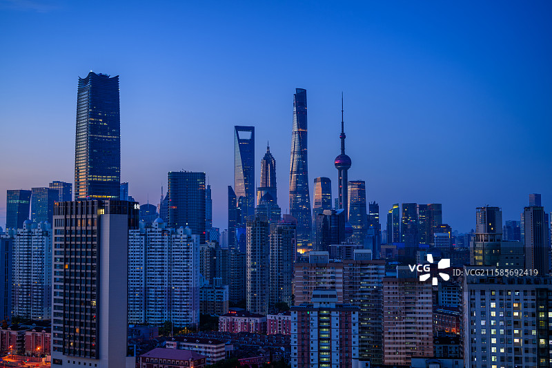 远眺黎明中的上海陆家嘴三件套图片素材