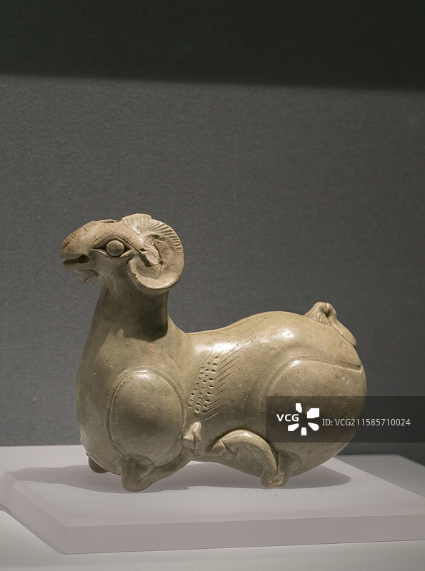 越窑青釉瓷羊形器_东晋_上虞博物馆_曾侯展_常设展_陶器_瓷器_青铜器图片素材