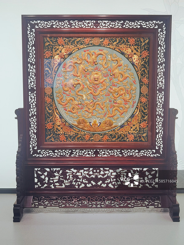 非遗粤秀立体双面绣地屏五福临门图片素材