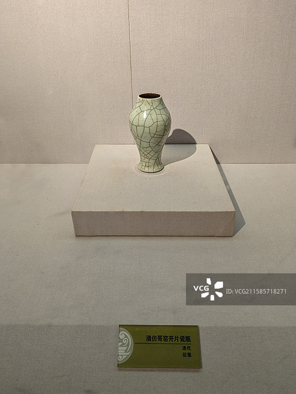 清代清仿哥窑开片瓷瓶图片素材