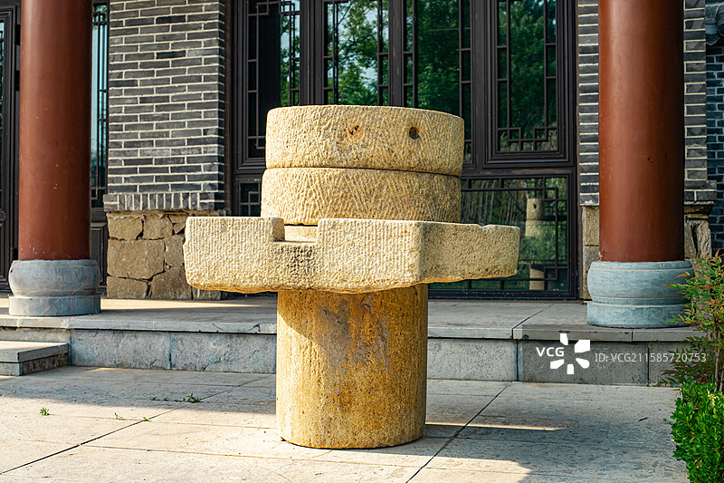 中国农村农民设备用品拍摄主题，巨大的岩石磨盘农具，户外白昼无人图像摄影图片素材