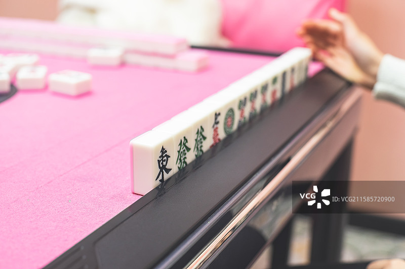 中国城市健康打牌打麻将生活方式拍摄主题，室内棋牌室麻将机和整齐散乱的麻将，室内无人图像摄影图片素材