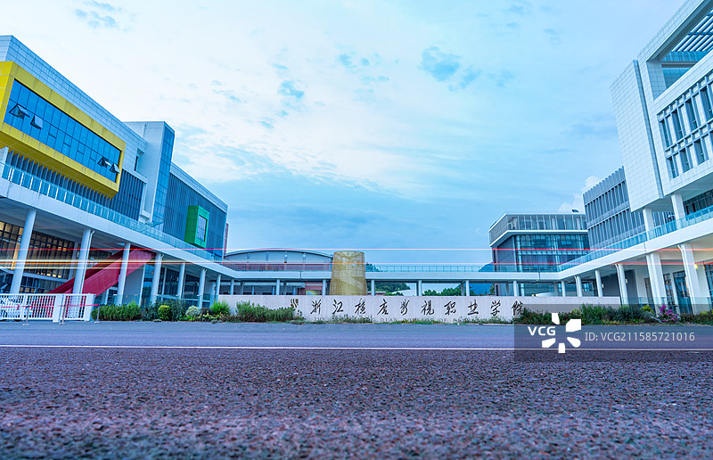 中国校园环境拍摄主题，浙江金华东阳浙江横店影视职业学院大门入口和马路，户外白昼无人图像摄影图片素材