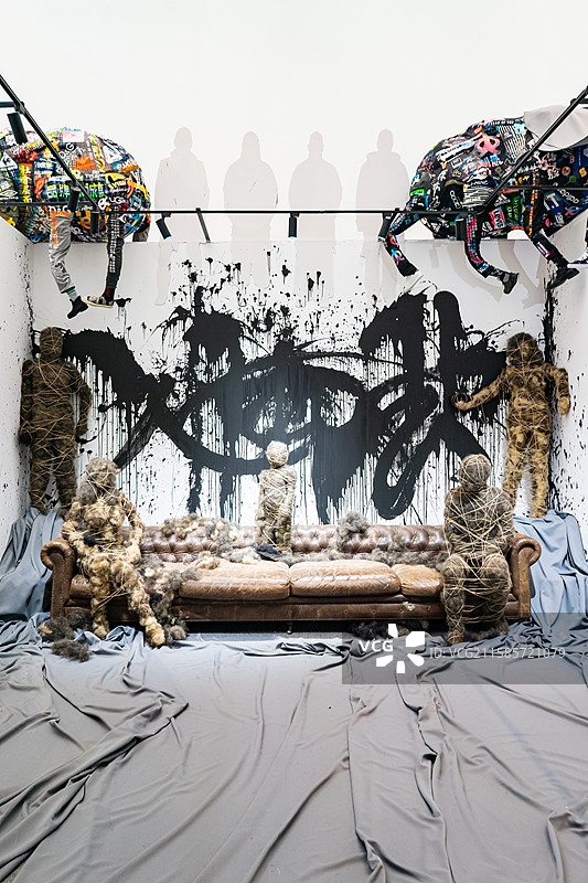 中国艺术文化和娱乐拍摄主题，山东省济南市美术馆博物馆双年展和特展，稻草人和布料千足虫蜈蚣，室内图像摄图片素材