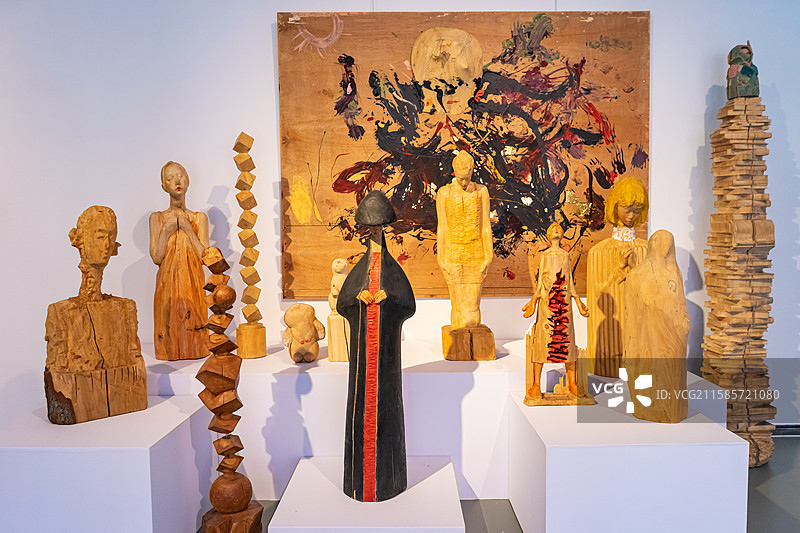 中国艺术文化和娱乐拍摄主题，山东济南美术馆博物馆双年展和特展，人像木雕工艺品艺术品，室内人图像摄影图片素材