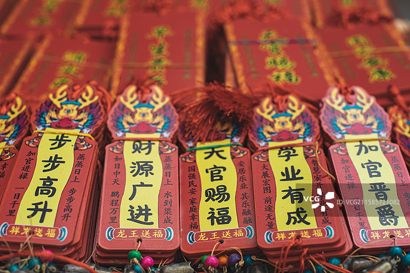 中国传统文化拍摄主题  ,桌子上放着大量物体红色的许愿牌子，户外白昼无人图像摄影图片素材