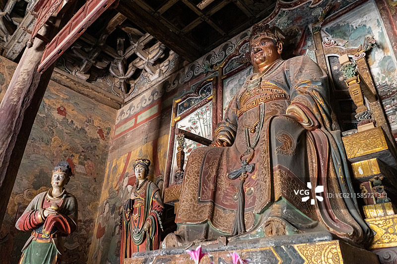 中国山西临汾洪洞县广胜寺下寺旅游景区，元代水神庙明应王殿李冰石像造像和两侧的童男童女，室内图像摄影图片素材