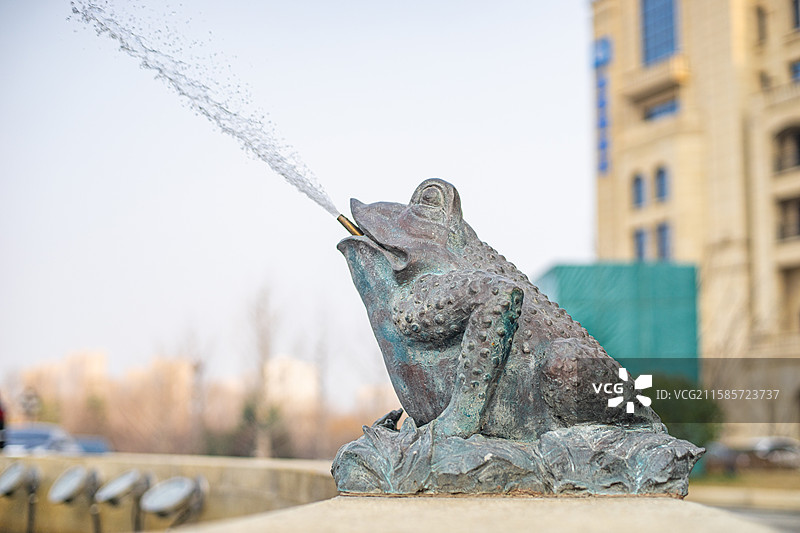 中国城市建设景观设计拍摄主题，喷泉池塘旁边的蟾蜍青蛙喷水吐水雕塑，户外白昼无人图像摄影图片素材