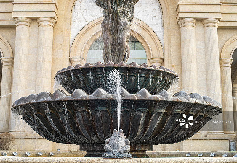 中国城市建设景观设计拍摄主题，喷泉池塘旁边的蟾蜍青蛙喷水吐水雕塑，户外白昼无人图像摄影图片素材
